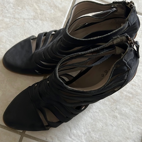 Hinge caged leather bootie stacked wood heel dark grey Sz 9.5 - Picture 1 of 1